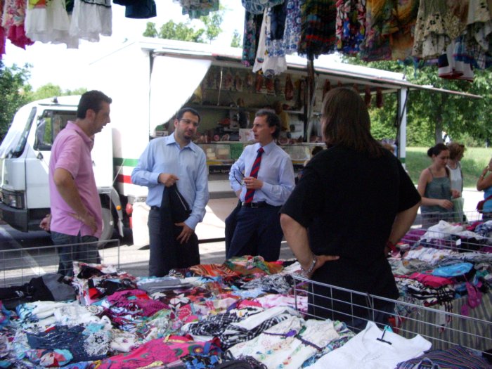 7-7-2010 - Mattina in giro per il mercato assieme al sindaco di Casalecchio Simone Gamberini.