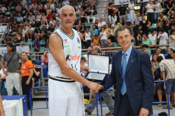 PALADOZZA - 30-06-2010 - Partita di addio al basket giocato dell'insostituibile capitano Augusto GUS Binelli.