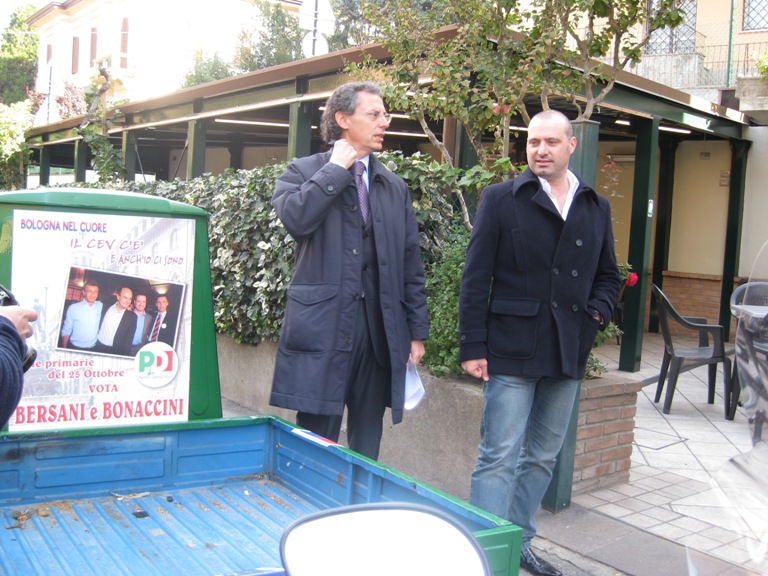 L'Ape  il simbolo di una campagna elettorale vincente, partita con le primarie per il Comune di Bologna. Oggi al bar Ciccio il varo della nuova versione a sostegno di Bersani e Bonaccini