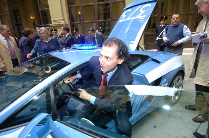 Lamborghini della polizia in due mosse...