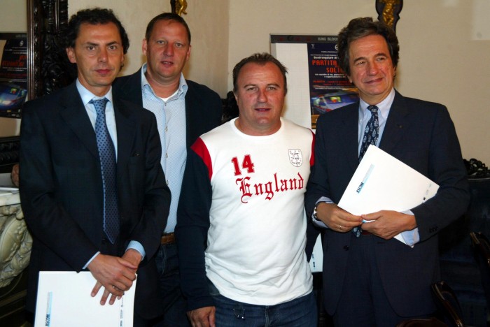 un gruppo eterogeneo Villa e Russo campioni del calcio e il Presidente Ascom Filetti 2004