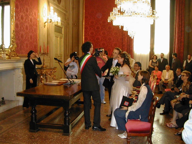 Gentilissimo Maurizio,la vorremmo ringraziare per il suo impegno nel ripristinare la Sala Rossa per i Matrimoni e per il suo modo molto sentito di celebrare il matrimonio civile. Il fatto che il nostro sia stato il 