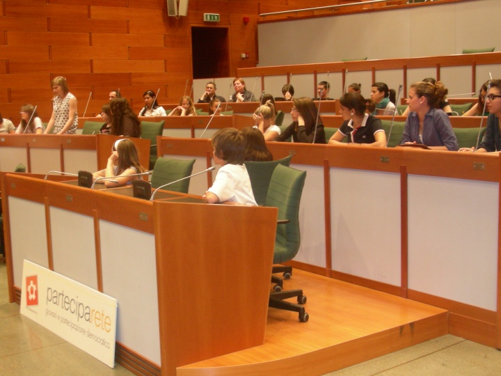 Le Consigliere Roberta  Mori e Rita Moriconi assieme a Maurizio Cevenini, delegato ai progetti di educazione alla cittadinanza, incontrano i ragazzi provenienti dalla provincia di Reggio Emilia che hanno aderito al progetto di educazione alla cittadinanza 