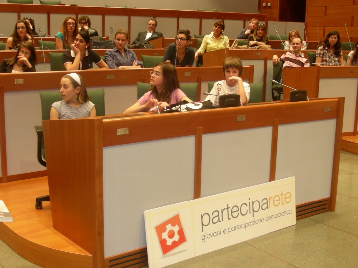 Le Consigliere Roberta  Mori e Rita Moriconi assieme a Maurizio Cevenini, delegato ai progetti di educazione alla cittadinanza, incontrano i ragazzi provenienti dalla provincia di Reggio Emilia che hanno aderito al progetto di educazione alla cittadinanza 
