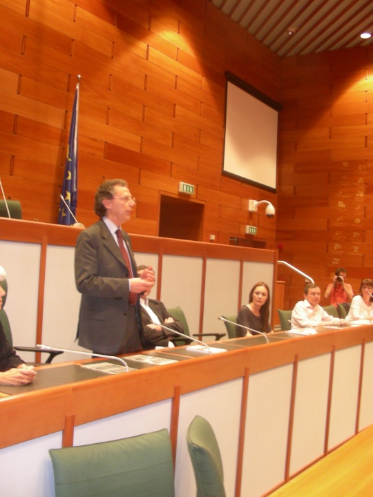 Le Consigliere Roberta  Mori e Rita Moriconi assieme a Maurizio Cevenini, delegato ai progetti di educazione alla cittadinanza, incontrano i ragazzi provenienti dalla provincia di Reggio Emilia che hanno aderito al progetto di educazione alla cittadinanza 