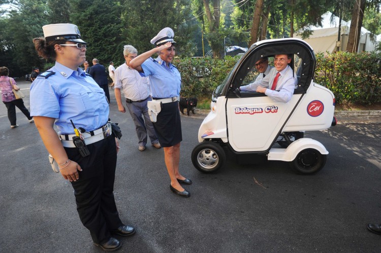 L'arrivo a Villa Revedin dell'auto istituzionale