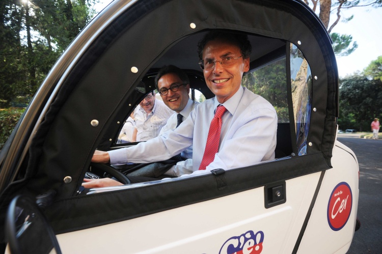 L'arrivo a Villa Revedin dell'auto istituzionale