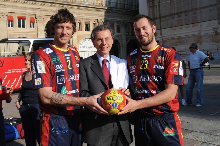 A BOLOGNA LA PALLAMANO C'E'