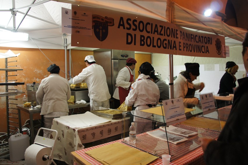Associazione Panificatori - Crescentine sotto il portico del Baraccano