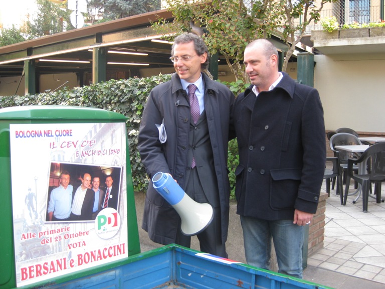L'Ape  il simbolo di una campagna elettorale vincente, partita con le primarie per il Comune di Bologna. Oggi al bar Ciccio il varo della nuova versione a sostegno di Bersani e Bonaccini