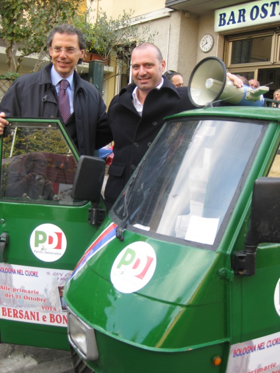 L'Ape  il simbolo di una campagna elettorale vincente, partita con le primarie per il Comune di Bologna. Oggi al bar Ciccio il varo della nuova versione a sostegno di Bersani e Bonaccini