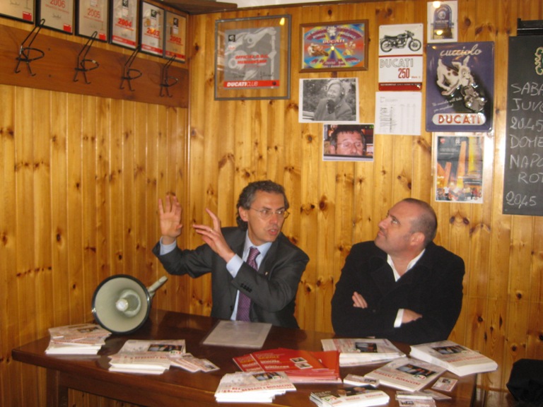 L'Ape  il simbolo di una campagna elettorale vincente, partita con le primarie per il Comune di Bologna. Oggi al bar Ciccio il varo della nuova versione a sostegno di Bersani e Bonaccini
