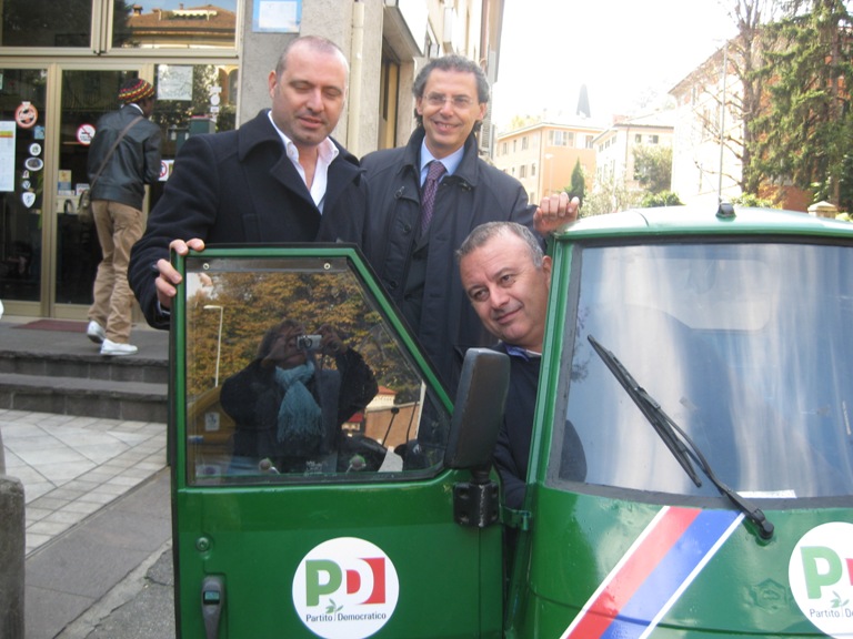 L'Ape  il simbolo di una campagna elettorale vincente, partita con le primarie per il Comune di Bologna. Oggi al bar Ciccio il varo della nuova versione a sostegno di Bersani e Bonaccini