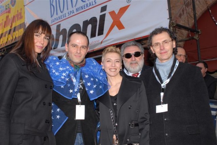 Sul palco del carnevale... tutti volti noti. Spicca il prof. Luca Ruggeri con mantello che non scalfisce la sua autorevolezza.