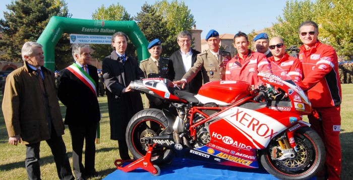 Il Generale Giangiacomo Calligaris ha lasciato quest'anno il comando della Brigata Friuli. La Ducati di Bayliss alla caserma Mameli