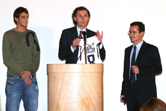 Per beneficienza si fa tutto... la maglia di Belinelli all'asta