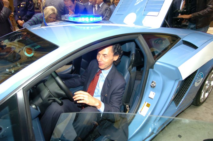 Lamborghini della polizia in due mosse...