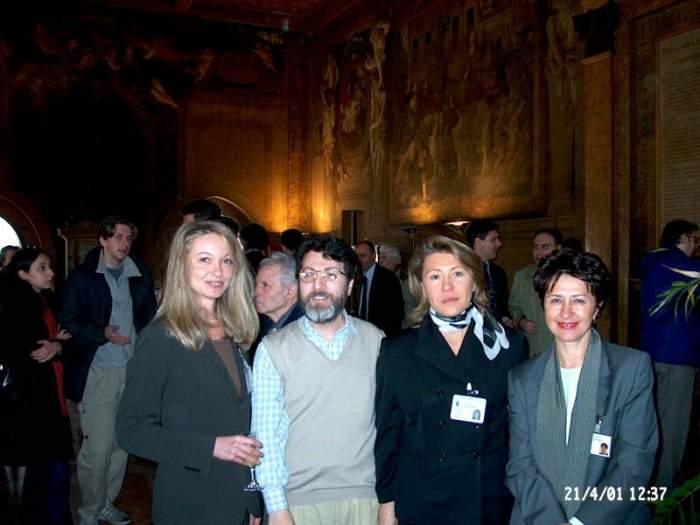Qualcuno ora fa altro, Antonio  un intruso nel gruppo del cerimoniale 2001