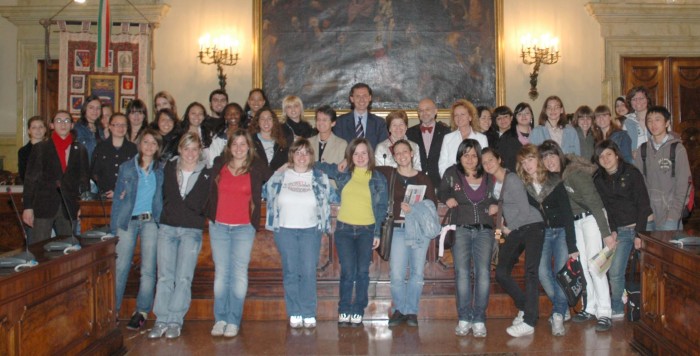 I ragazzi per un giorno si sono comportati da consiglieri provinciali. Hanno discusso e deliberato su tempi scottanti: orari negozi e discoteche, provvedimenti contro il bullismo, abuso delle tecnologie.