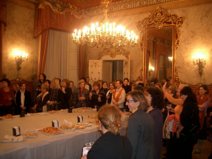  Novembre 2005. Si  tenuta a Bologna l'assemblea nazionale delle elette nei consigli provinciali: una immagine della serata