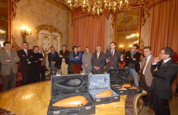 In primo piano le ocarine di Budrio, esposte prima del concerto di Pierini
