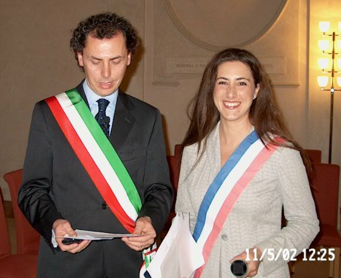 E' stato un matrimonio un po' particolare, quello di oggi 11/5/2002: la sposa era Francese, i parenti della sposa, tutti Francesi, parlavano solo francese, quindi  stata necessaria l'interprete, per far capire a tutti la cerimonia nelle sue fasi. L'interprete (fascia tricolore francese, ma di carta), Carolina naturalmente era Argentina. Il celebrante, Maurizio Cevenini, ha accolto gli ospiti in francese.

