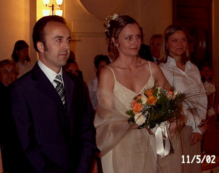 E' stato un matrimonio un po' particolare, quello di oggi 11/5/2002: la sposa era Francese, i parenti della sposa, tutti Francesi, parlavano solo francese, quindi  stata necessaria l'interprete, per far capire a tutti la cerimonia nelle sue fasi. L'interprete (fascia tricolore francese, ma di carta), Carolina naturalmente era Argentina. Il celebrante, Maurizio Cevenini, ha accolto gli ospiti in francese.

