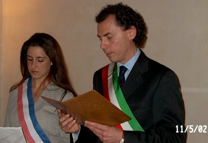 E' stato un matrimonio un po' particolare, quello di oggi 11/5/2002: la sposa era Francese, i parenti della sposa, tutti Francesi, parlavano solo francese, quindi  stata necessaria l'interprete, per far capire a tutti la cerimonia nelle sue fasi. L'interprete (fascia tricolore francese, ma di carta), Carolina naturalmente era Argentina. Il celebrante, Maurizio Cevenini, ha accolto gli ospiti in francese.

