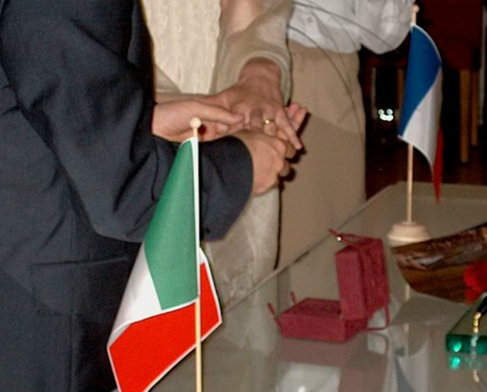 E' stato un matrimonio un po' particolare, quello di oggi 11/5/2002: la sposa era Francese, i parenti della sposa, tutti Francesi, parlavano solo francese, quindi  stata necessaria l'interprete, per far capire a tutti la cerimonia nelle sue fasi. L'interprete (fascia tricolore francese, ma di carta), Carolina naturalmente era Argentina. Il celebrante, Maurizio Cevenini, ha accolto gli ospiti in francese.


