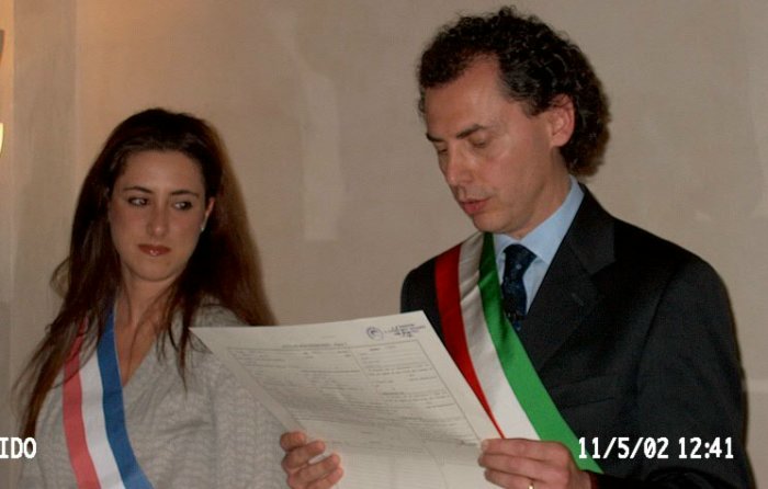 E' stato un matrimonio un po' particolare, quello di oggi 11/5/2002: la sposa era Francese, i parenti della sposa, tutti Francesi, parlavano solo francese, quindi  stata necessaria l'interprete, per far capire a tutti la cerimonia nelle sue fasi. L'interprete (fascia tricolore francese, ma di carta), Carolina naturalmente era Argentina. Il celebrante, Maurizio Cevenini, ha accolto gli ospiti in francese.


