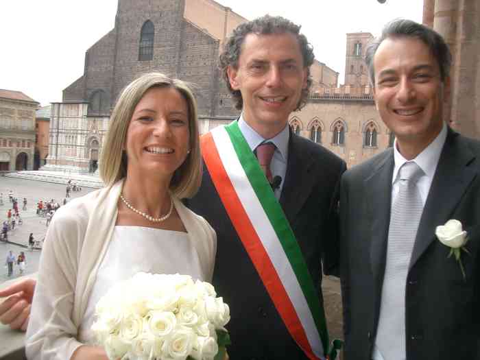 Messaggio: Gentile Dott. Cevenini, desideriamo ringraziarLa per la Sua cortesia e
simpatia nella celebrazione del nostro matrimonio avvenuto domenica 27 maggio u.s.
Abbiamo scoperto con sorpresa e con piacere la presenza delle nostre foto sul Suo
sito e ci siamo permessi di linkare il Suo sito al nostro <a href=http://www.absposi.it target=_blank>www.absposi.it</a> (vd
sezione RINGRAZIAMENTI). Spero non le dispiacer... 
Infine mi permetto di ricordarLe una promessa 