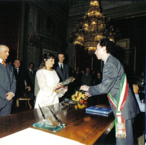 Erano tempi diversi...gli sposi scrivono:
Egr. Sig. Cevenini,
come ci ha chiesto sabato scorso, in occasione del matrimonio di un amico, le invio alcune foto del matrimonio da lei celebrato, avvenuto in data 15/03/1997 
(il tempo  passato e si vede...nel suo caso noto nelle foto qualche capello bianco in meno) quando ancora non era cos gettonato.
Un caloroso saluto.
SIRIO DELLA GODENZA
ALESSANDRA GHINI 
