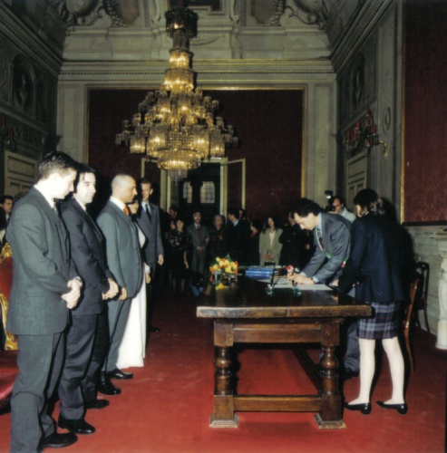 Erano tempi diversi...gli sposi scrivono:
Egr. Sig. Cevenini,
come ci ha chiesto sabato scorso, in occasione del matrimonio di un amico, le invio alcune foto del matrimonio da lei celebrato, avvenuto in data 15/03/1997 
(il tempo  passato e si vede...nel suo caso noto nelle foto qualche capello bianco in meno) quando ancora non era cos gettonato.
Un caloroso saluto.
SIRIO DELLA GODENZA
ALESSANDRA GHINI 
