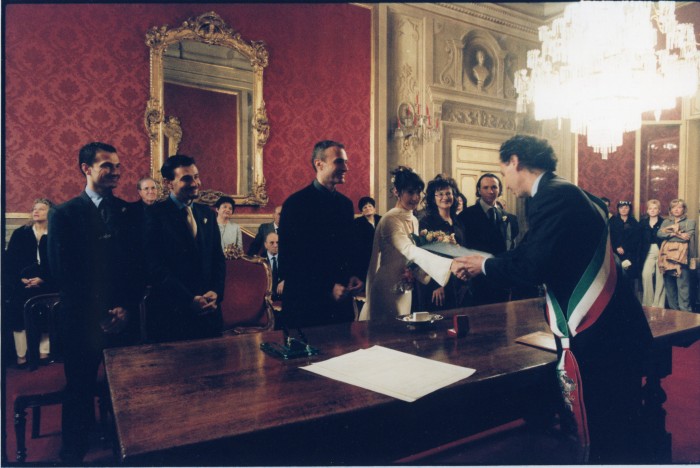 Vittorio Ascenzi e Manuela Nanni tra gli ultimi a sposarsi prima della chiusura temporanea di sala rossa il 4 marzo 2000. Con Vittorio ci siamo rincontrati sul campo di calcio e da cinque anni  inossidabile stopper (noi lo chiamiamo ancora cos) della squadra del consiglio.
Intanto sono nati anche due splendidi bambini...

ps. per non farci mancare nulla anche il cugino Marco, testimone, gioca nella squadra